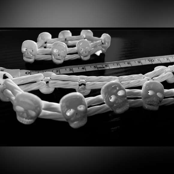 Handcrafted Skull choker necklace and bracelet set color iridescent white 💀 - Picture 7 of 7